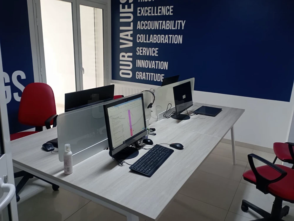 URGENT — CAUSE DÉPART : Lot de mobilier de bureau (2 Bench, 2 Standards + 8 Chaises)