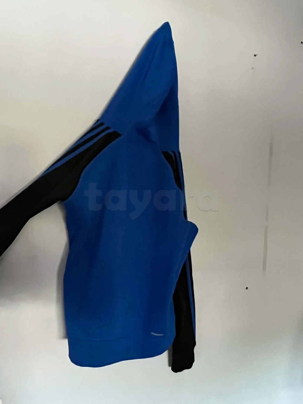 Gilet bleu avec capuche de sport