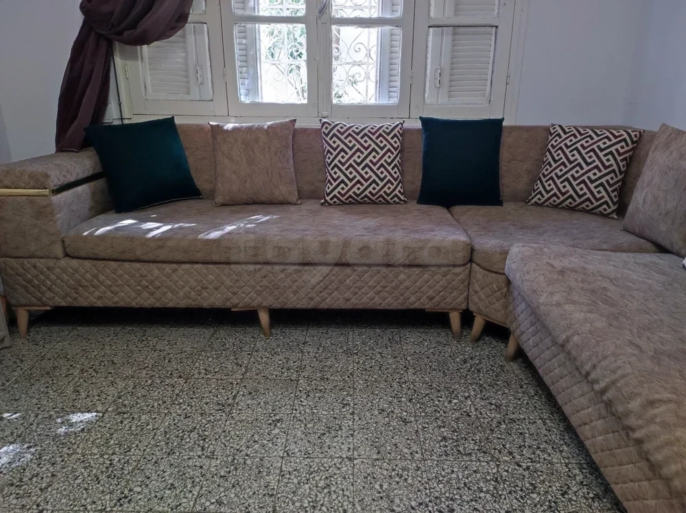 Salon de coin moderne en tissu beige avec coussins