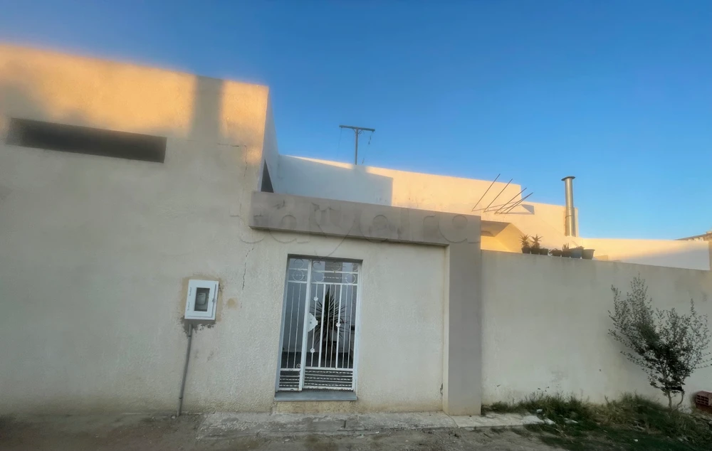 🏡 للبيع: منزل أنيق بمساحة 200 م²، 3 غرف نوم، حديقة خلفية وكراج خاص! ✨ منزل بمساحة جملية 200 م²، منها 170 م² مغطاة، يتكوّن من: * 🛏️ 3 غرف نوم * 🛁 حمّامين * 🛋️ صالة واسعة * 🍽️ مطبخ * 🌿 حديقة خلفية * ☀️ تراس أمامي * 🚗 كراج خاص 🏠 فرصة رائعة للعائلات الباحثة ع
