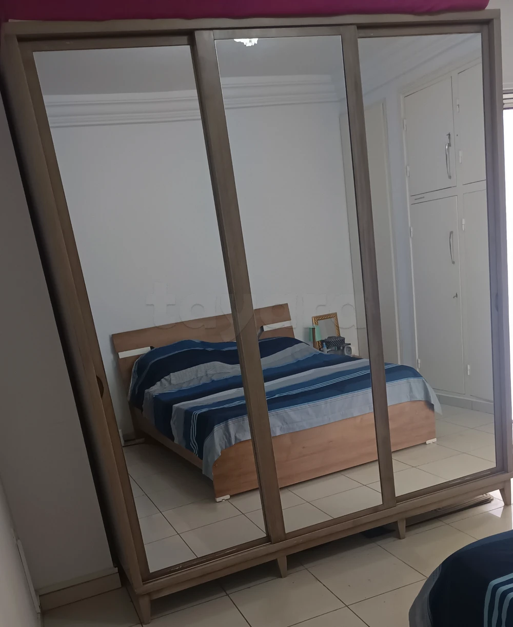 Vends grande et belle armoire.