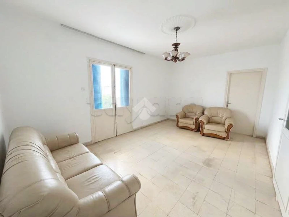 À VENDRE UN APPARTEMENT S+2 AU TROISIÈME ÉTAGE SANS ASCENSEUR AU CŒUR D'ARIANA VILLE