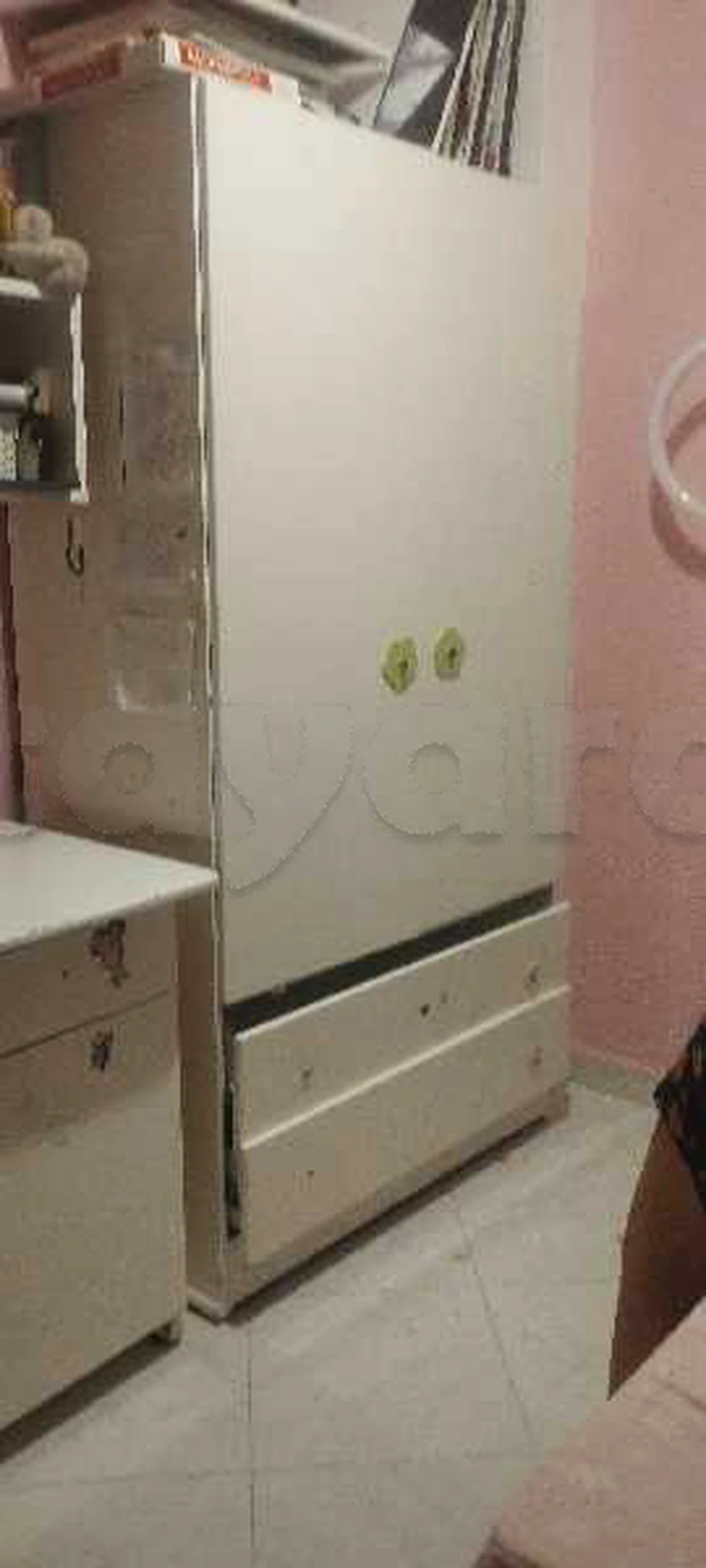 armoire et 2 bureaux