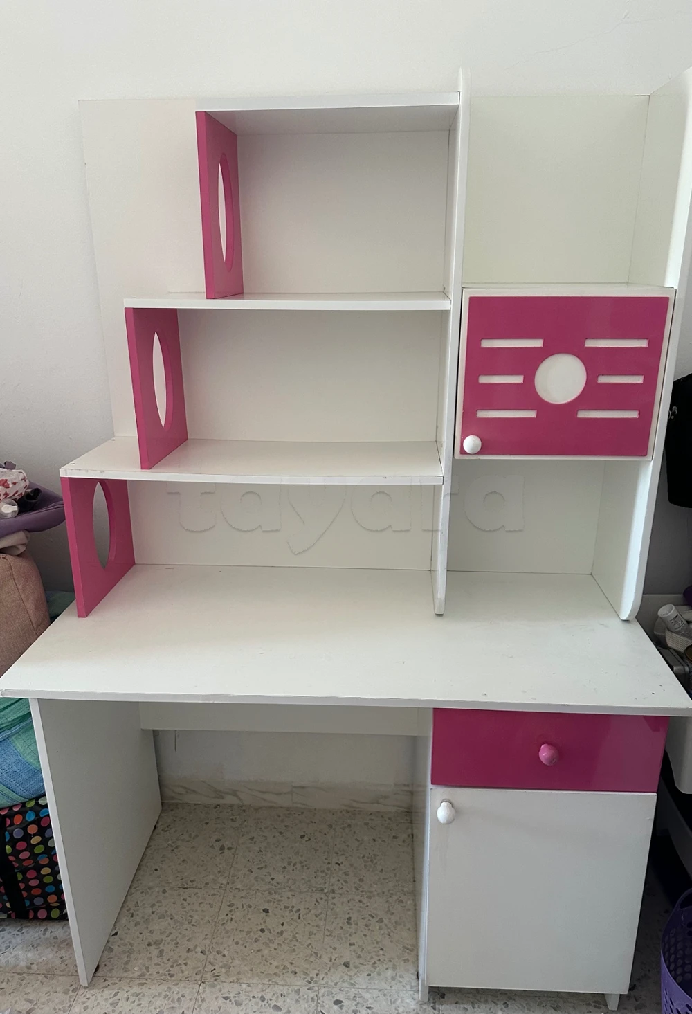 Bureau pour enfant / étudiant avec étagères intégrées – bon état