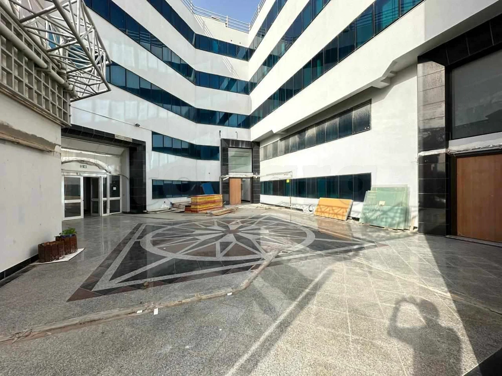 A louer immeuble 4550 m² front Lac renové au Lac 1