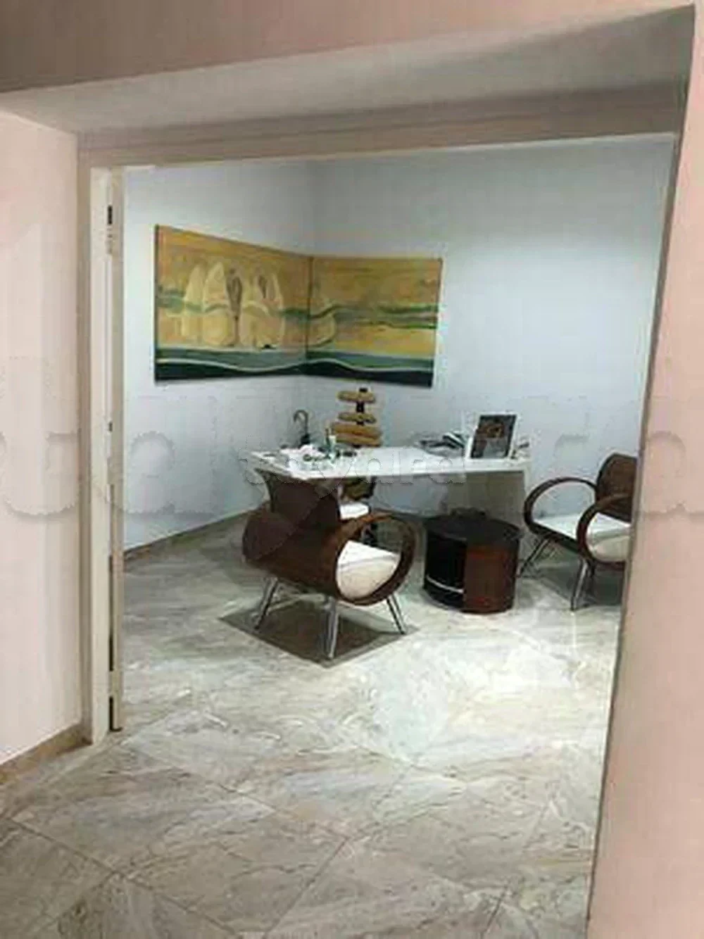 Studio convient bureau ,cabinet de médecins , assurance,bureau d'etude ou habitation Le local se trouve à chotrana 2 à coté du Golf de Carthage