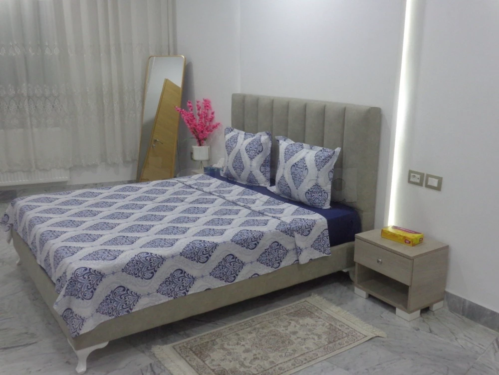 Pour long ou une moyenne période , loue à la Marsa plein centre ville SAF SAF , un excellent un R D C un S+1 entièrement meublées , loyer : 2200 md / mois , tél : 98 318 386