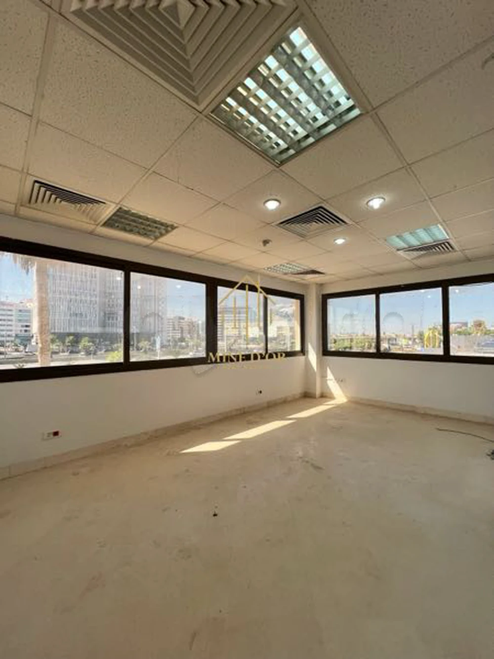 🏢 À LOUER | BUREAU DE 300 M² – CHARGUIA 1