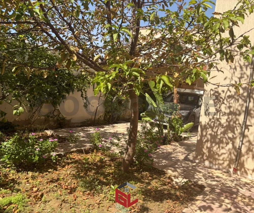 A vendre une Maison en duplex avec un appartement indépendant.