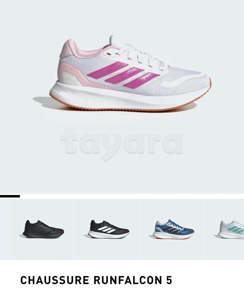 Basket Adidas en blanc, avec des détails en rose et en violet