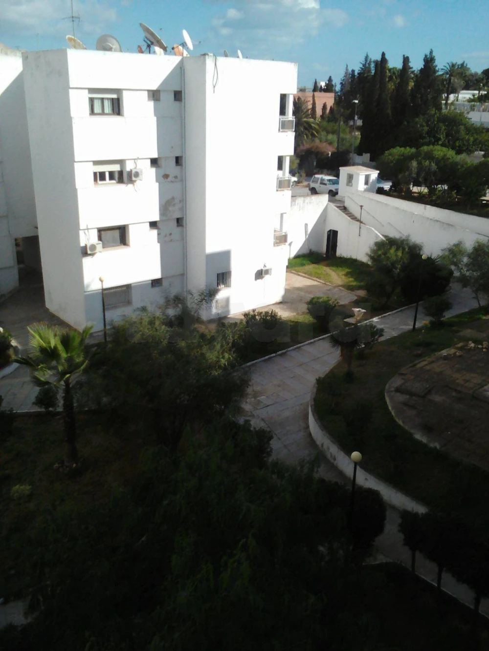 AL (pour famille) joli Appt S+3 Nord Hilton (En face Clinique Ettaoufik)