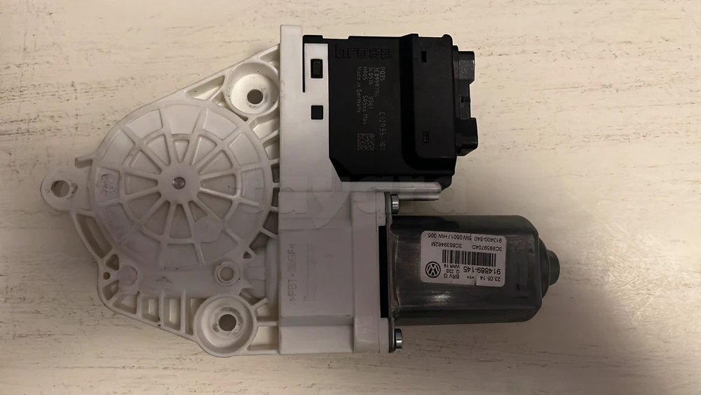 Moteur lève-vitre arrière droit VW Passat CC – 3C8959704D
