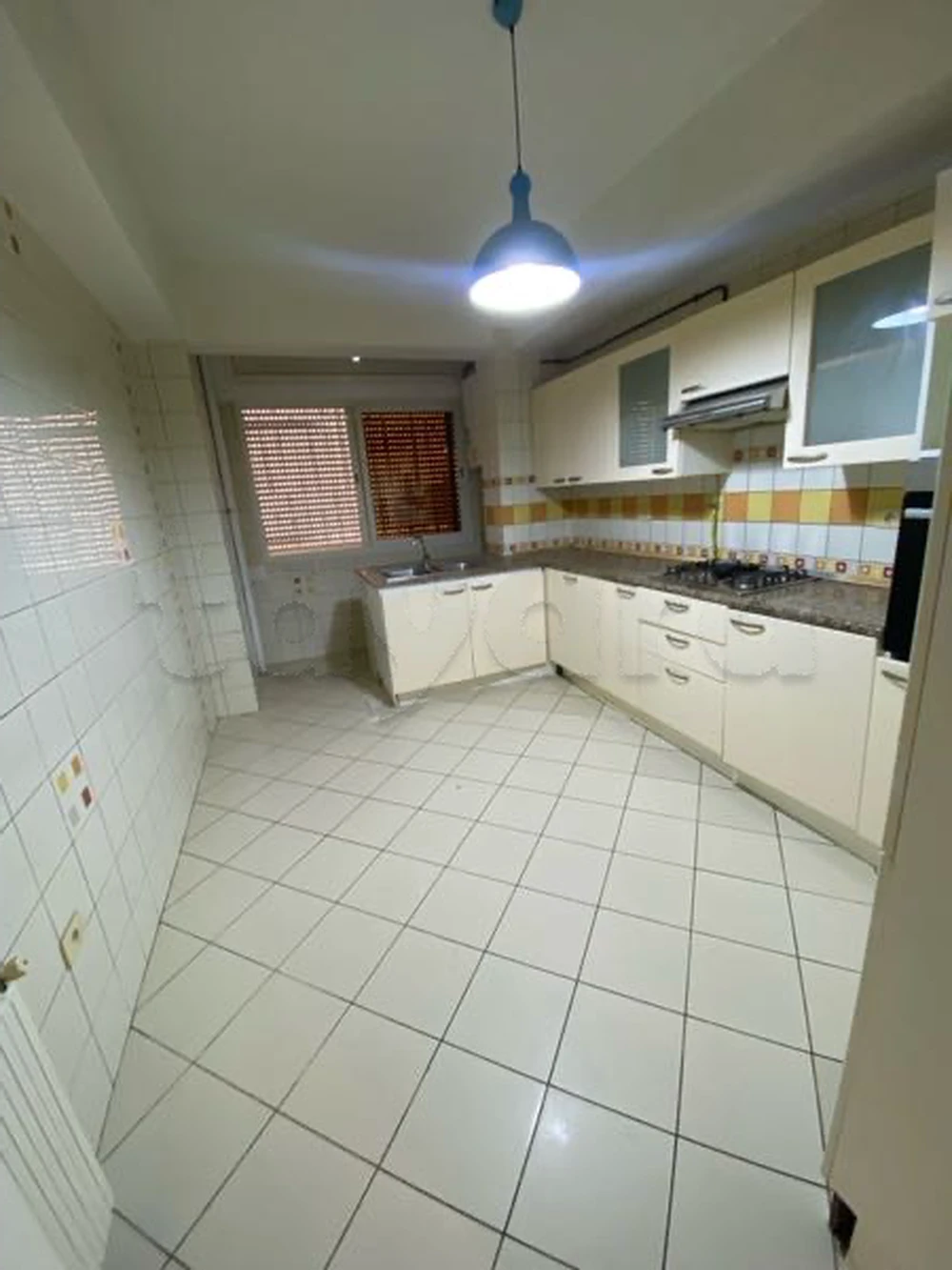 À louer un appartement s+4 au rdc à ain zaghouan nord.