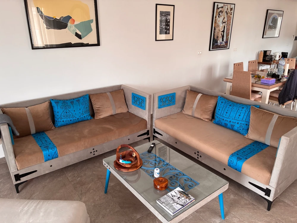Vends deux canapés trois places et table basse