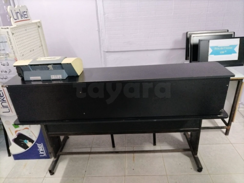 Bureau comptoir et tables pour centre d'appel