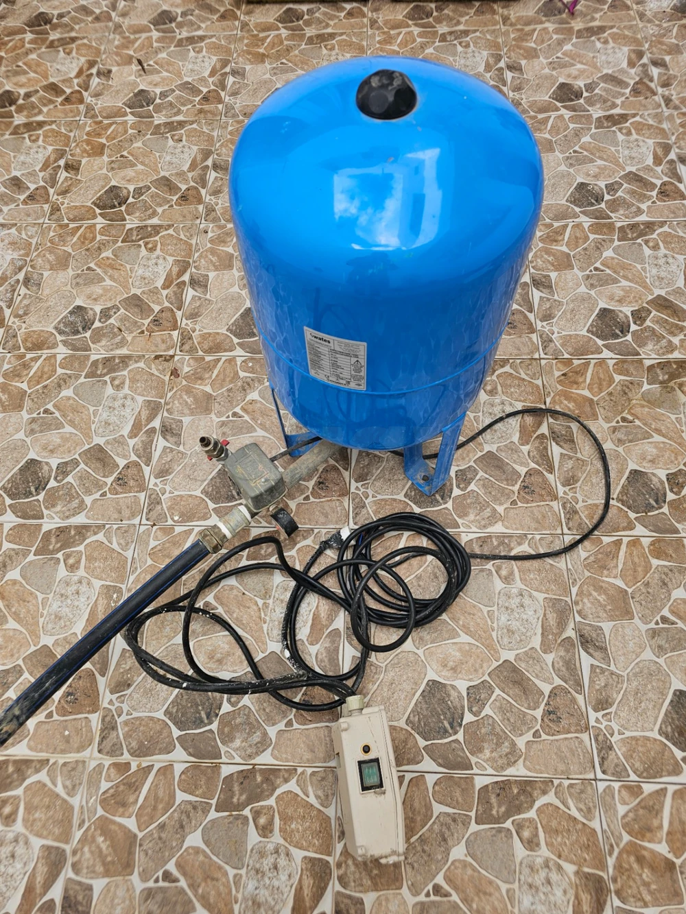 un vase d'expansion / réservoir sous pression vertical de 50 Litres (10 Bar) de la marque turque Wates.