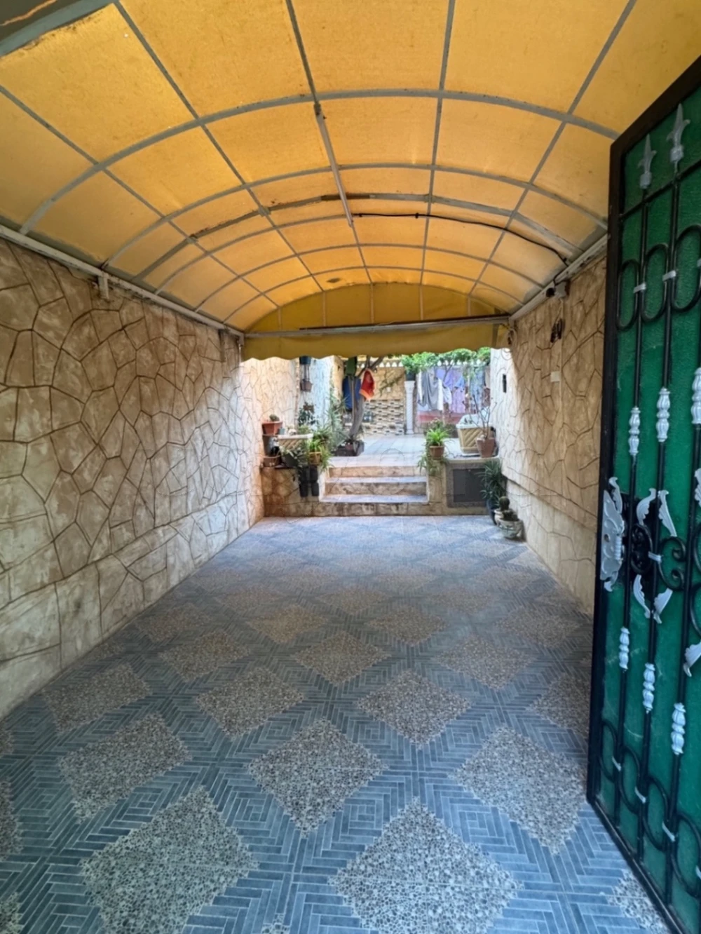منزل طابق أرضي من عمارة
