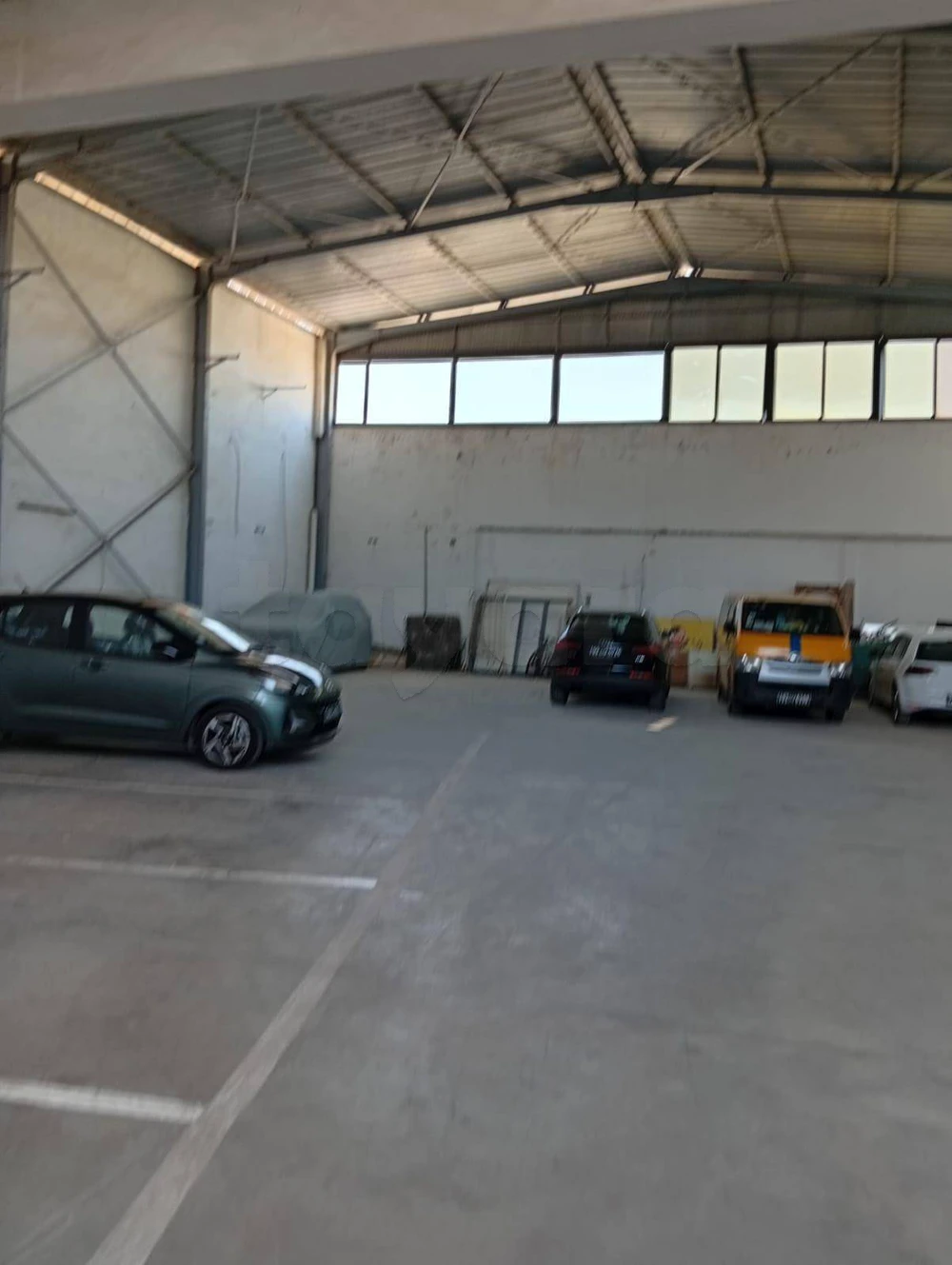 A louer un Géant Dépôt 500m² triple hauteur ce trouve dans un emplacement magnifique a la zone industrielle Lac 3 la kram