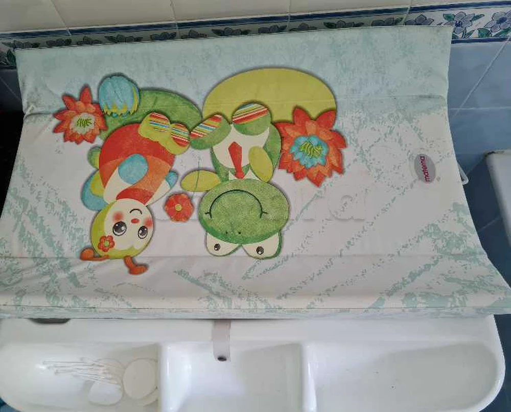 table à langer avec sa baignoire
