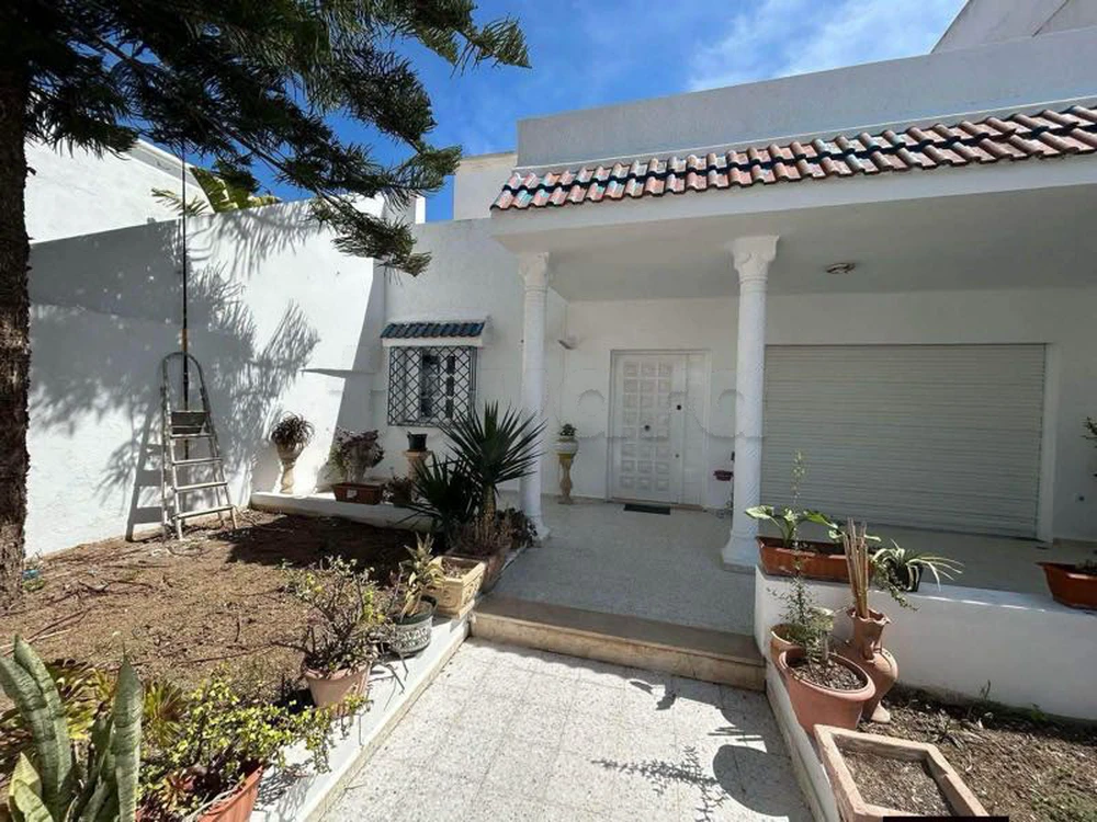 🏡 À VENDRE | LA MARSA – QUARTIER DU STADE

✨ Maison + studio + jardin