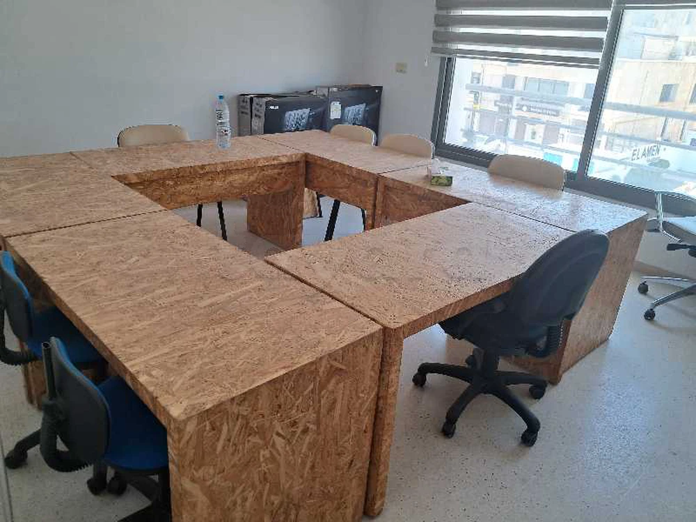 Mobilier bureau – 6 tables OSB + 8 chaises visiteurs