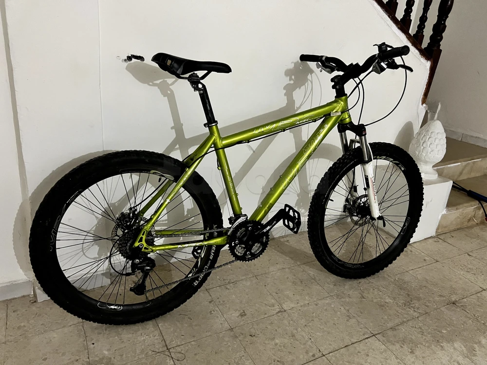 VTT freins disques ,materiel shimano Deore ( vélo sans défaut ,bien entretenu,tout est en marche)