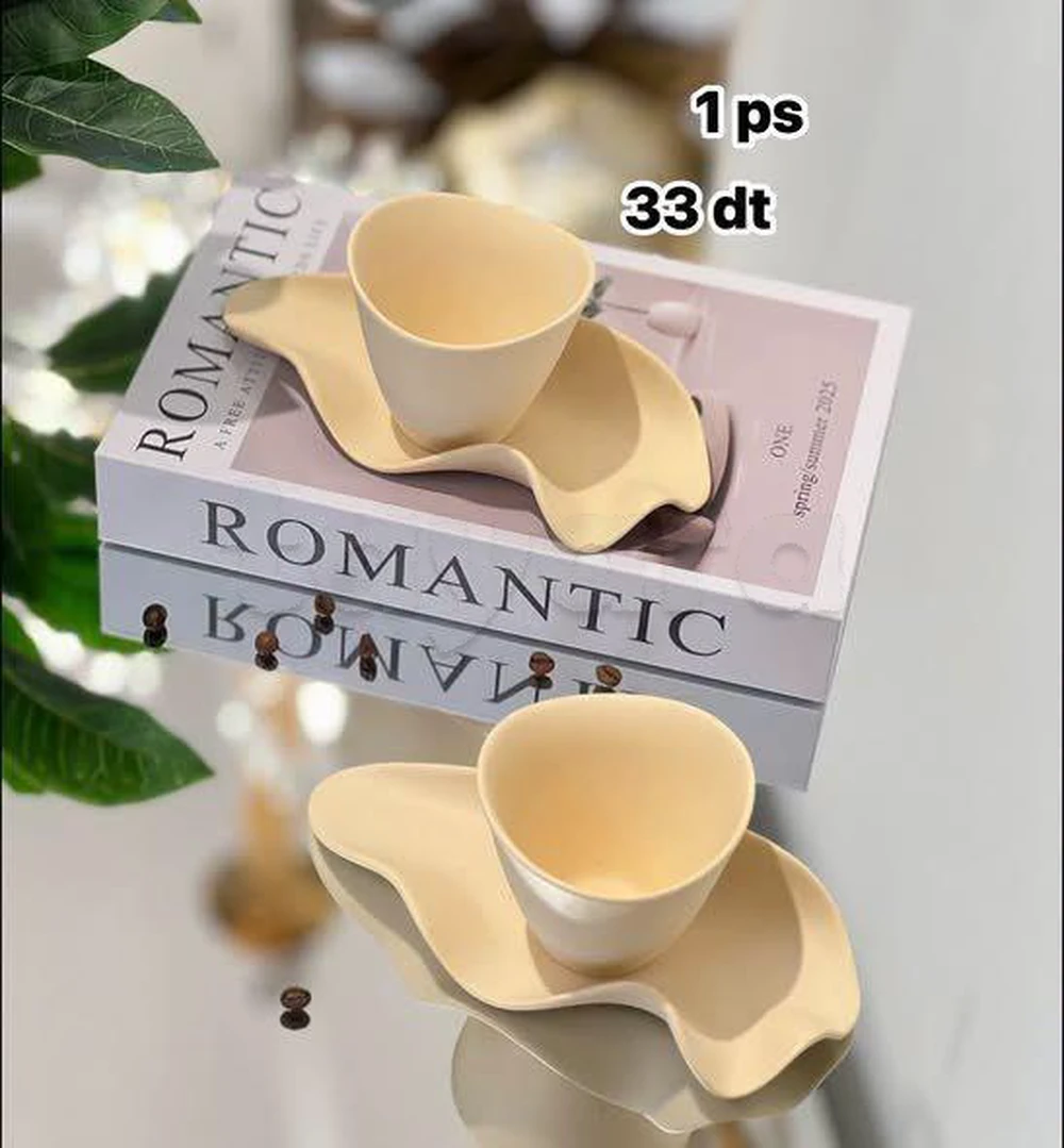 Ensemble tasse et assiette ondulée beige