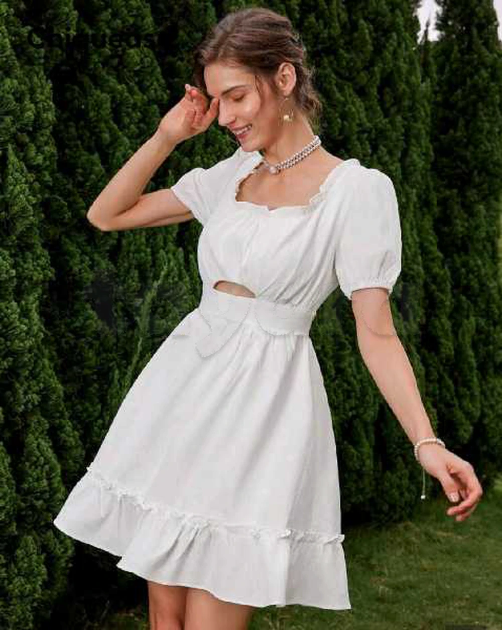 Robe bohème blanche à découpes à la taille