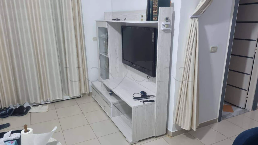 Living TV avec vitrine – Très bon état | ليفينغ تلفاز مع فاترينة – حالة جيدة جدا