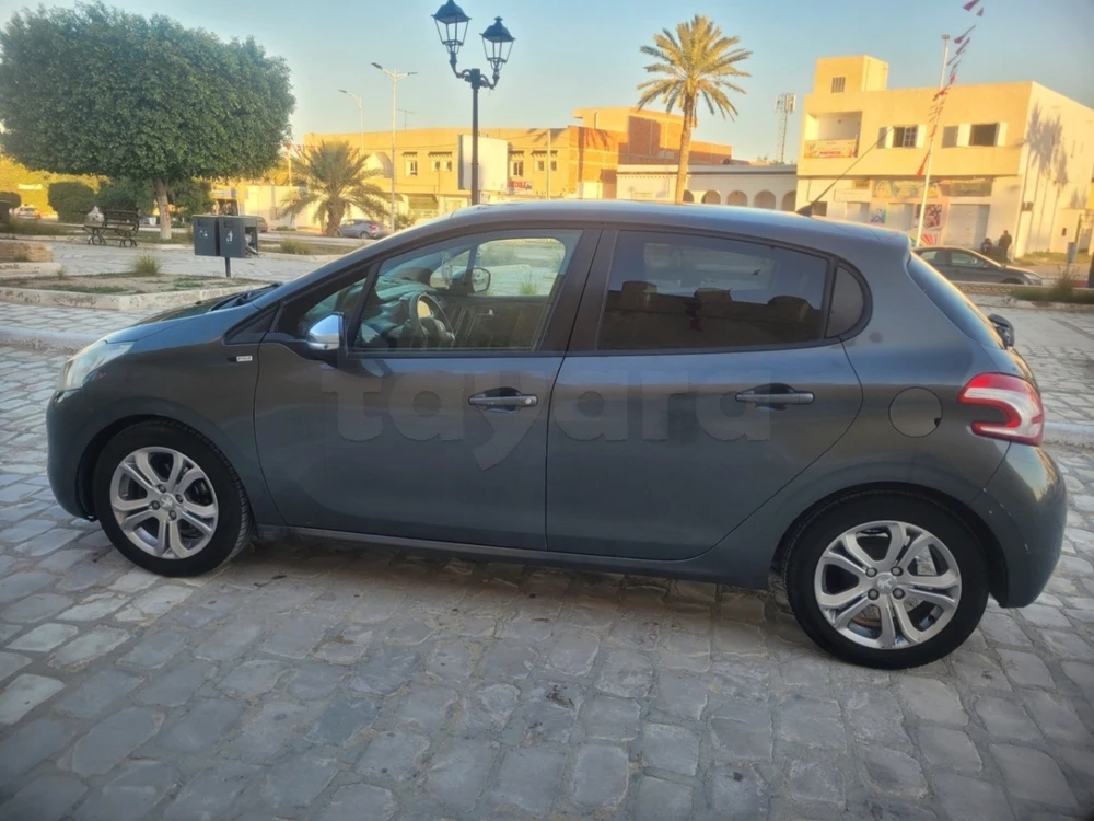 Carte voiture Peugeot 208