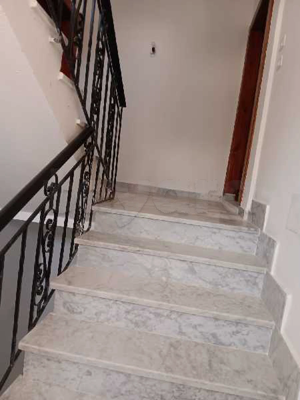 cause départà l'étranger.
 Avendre belle immeuble. sidi amor raoued de 580m2 
 4 Appartement 
2 appt S +3 et. 2 appt S +2 neuf de 140m2 et 150m2