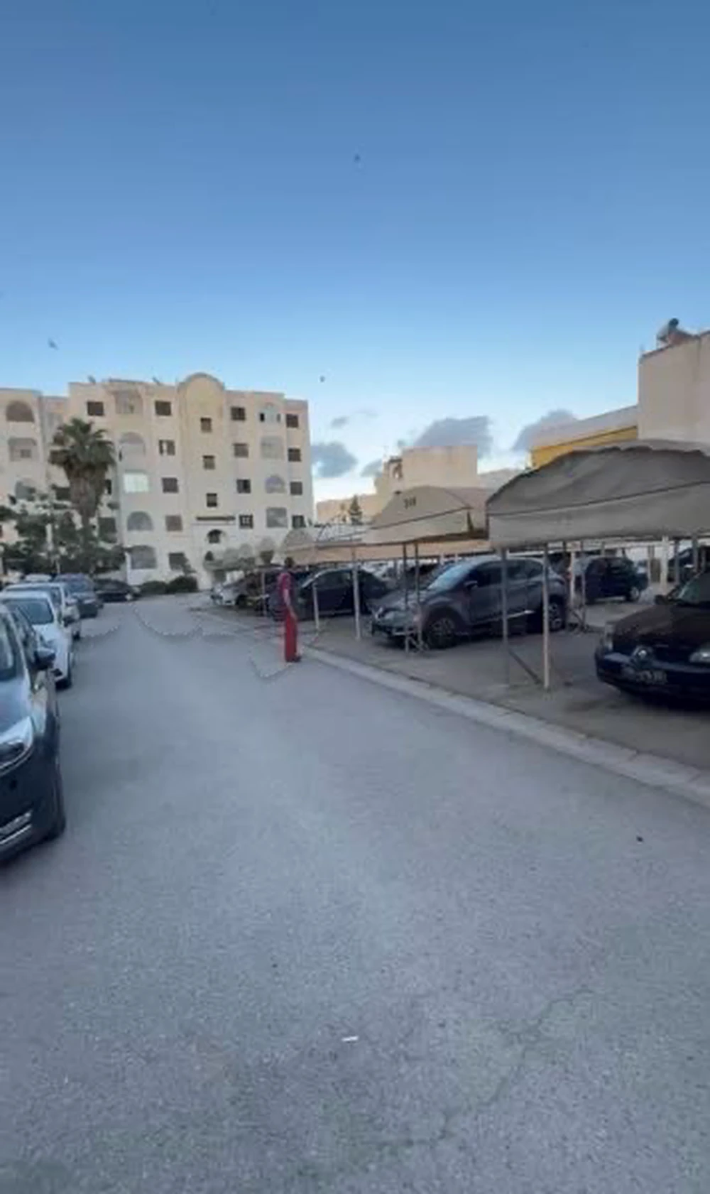 للبيع شقة ثلاث غرف و صالون بالطابق الأرضي في المروج 3