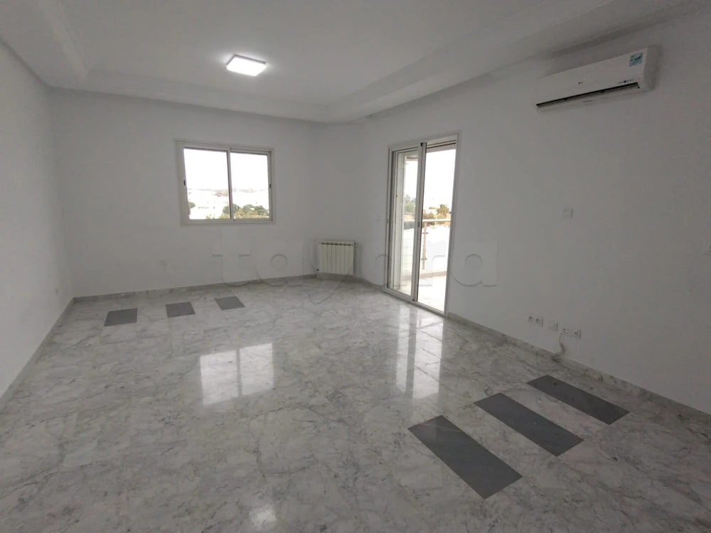 A Vendre un S+3 avec parking et cellier à Jardins de Carthage
