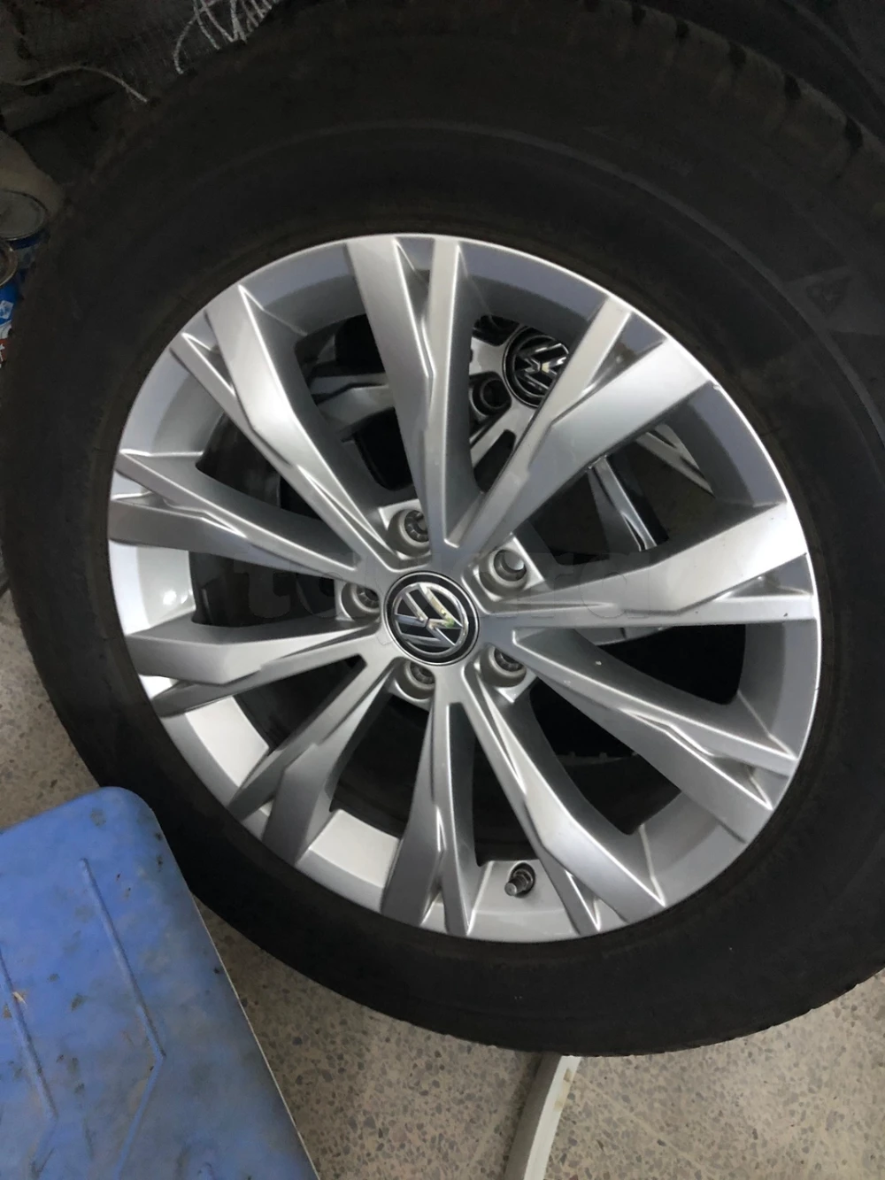 1 roue 17 pouces originale VW Tiguan tél 98341656