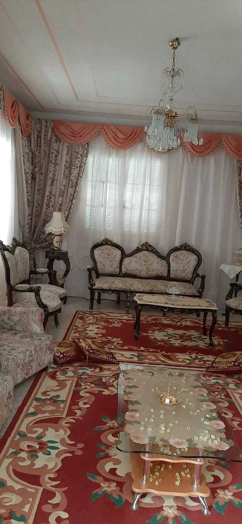 Salon classique complet 7 places + table marbre + rideaux + tapis
Prix : 1 650 DT – négociable