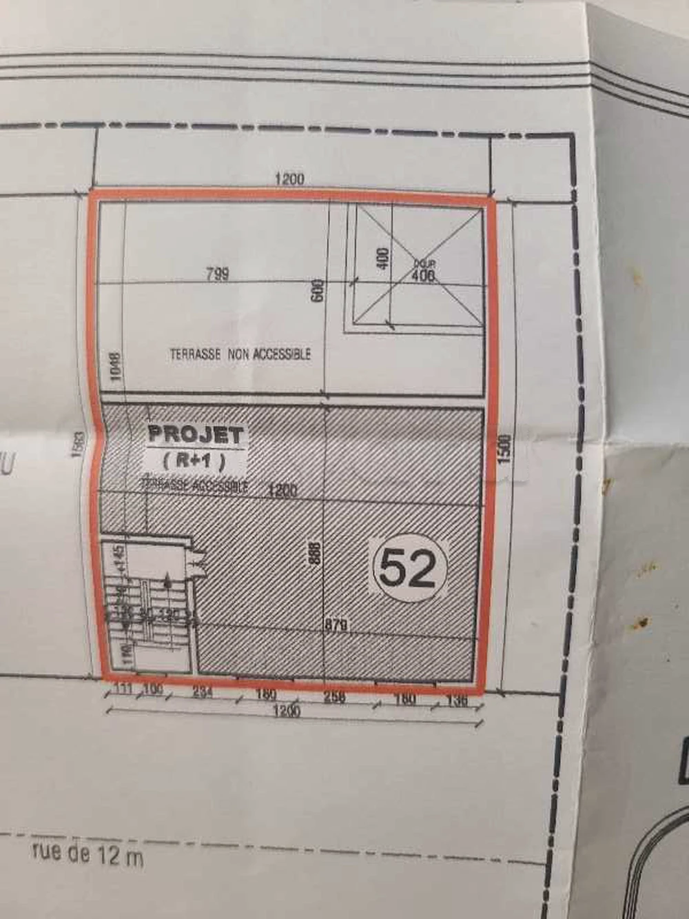 Un Petit Terrain dans une zone industrielle.
