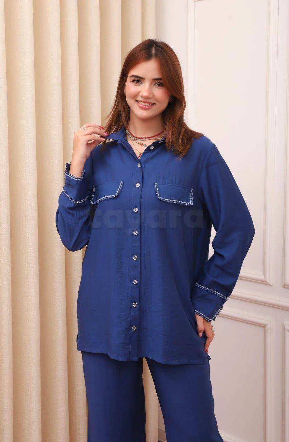 Chemisier en chiffon bleu avec broderies