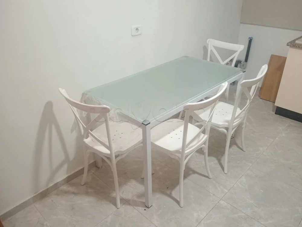 Table à manger avec 4 chaises - طاولة طعام مع 4 كراسي