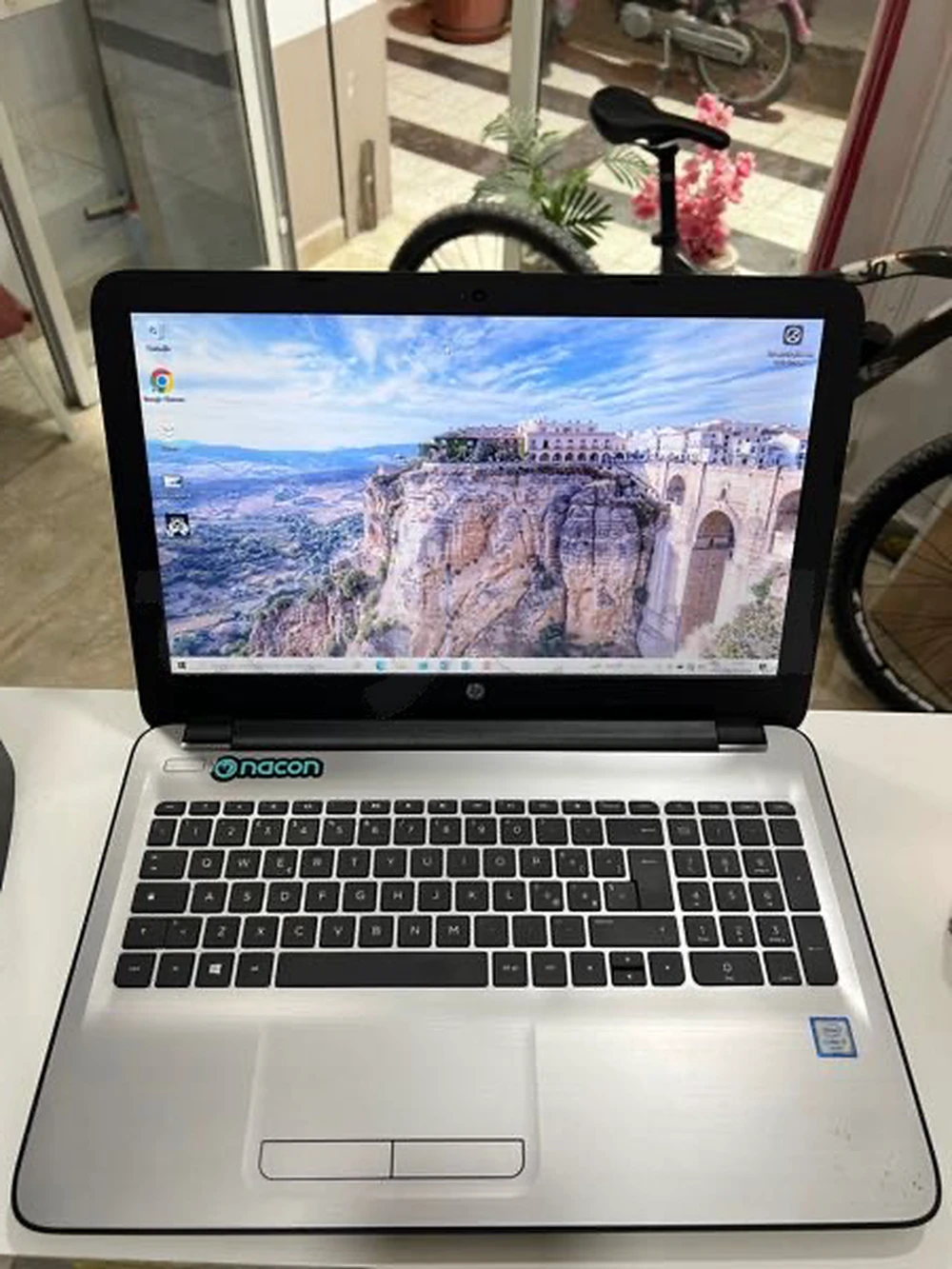 HP i7 6é Gén 12GB 256GB SSD Graphique AMD 2GB 15.6”