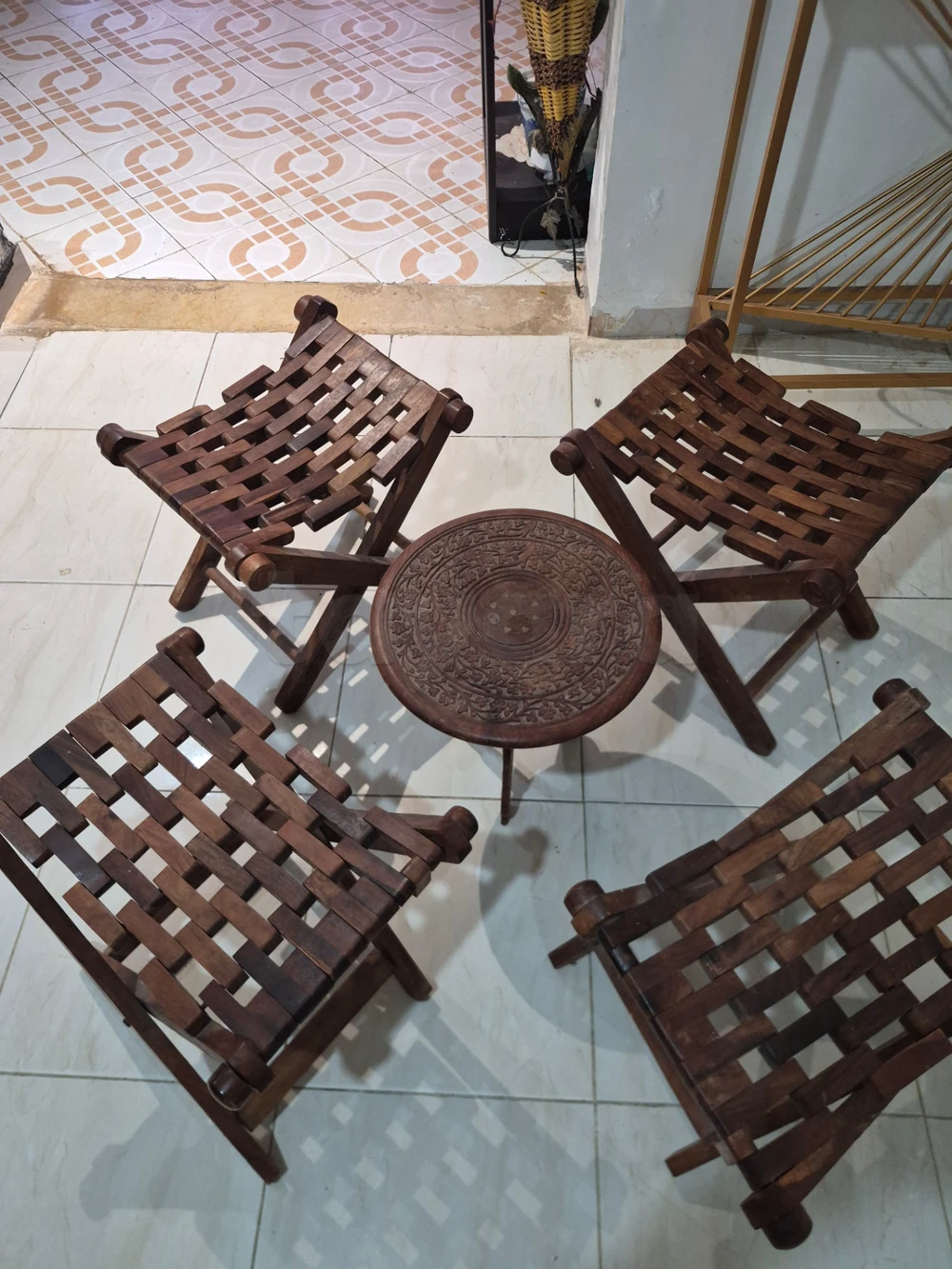 طاولة و 4 كراسي