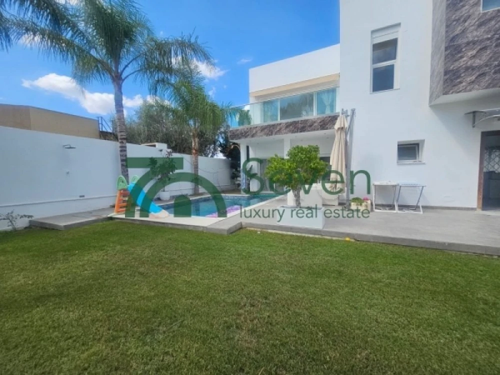 une villa s3 avec piscine à la soukra