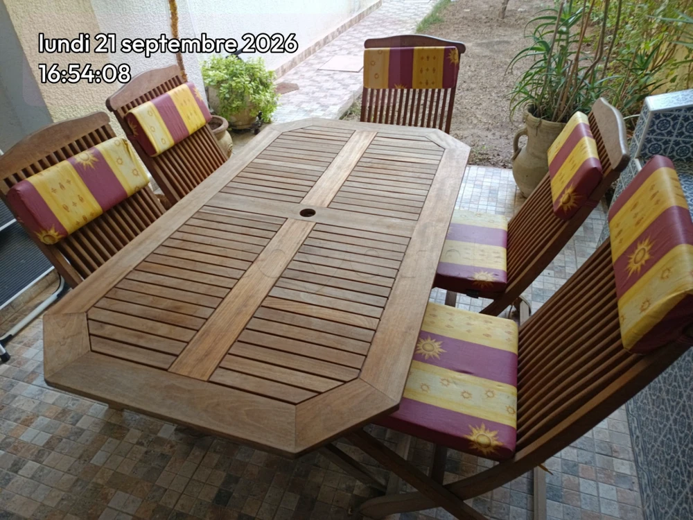 Table de jardin en Teck et ses 5 chaises d'occasion.