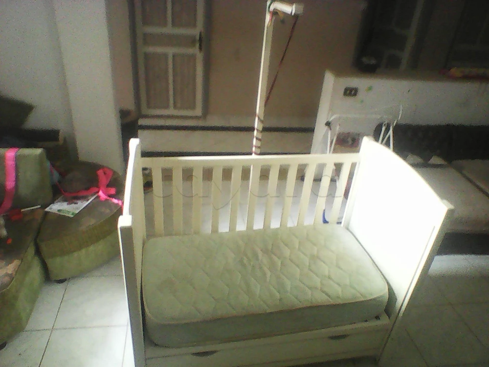 un lit bébé à barreaux fabriqué