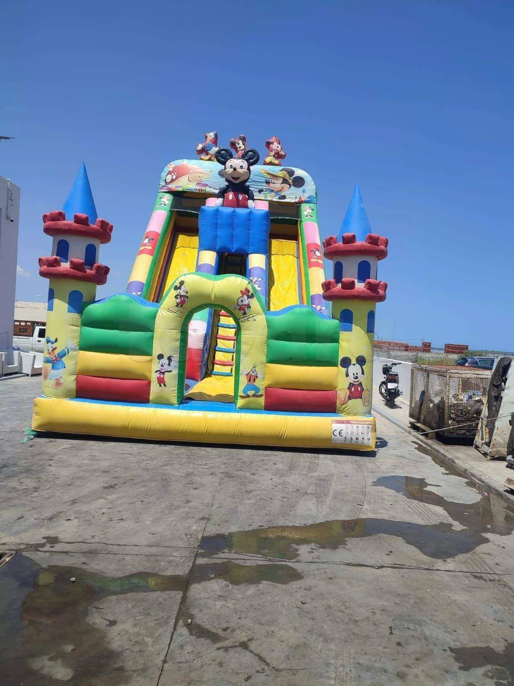 TOBOGGAN GONFLABLE CHATEAU MICKEY , ETAT TRES BON