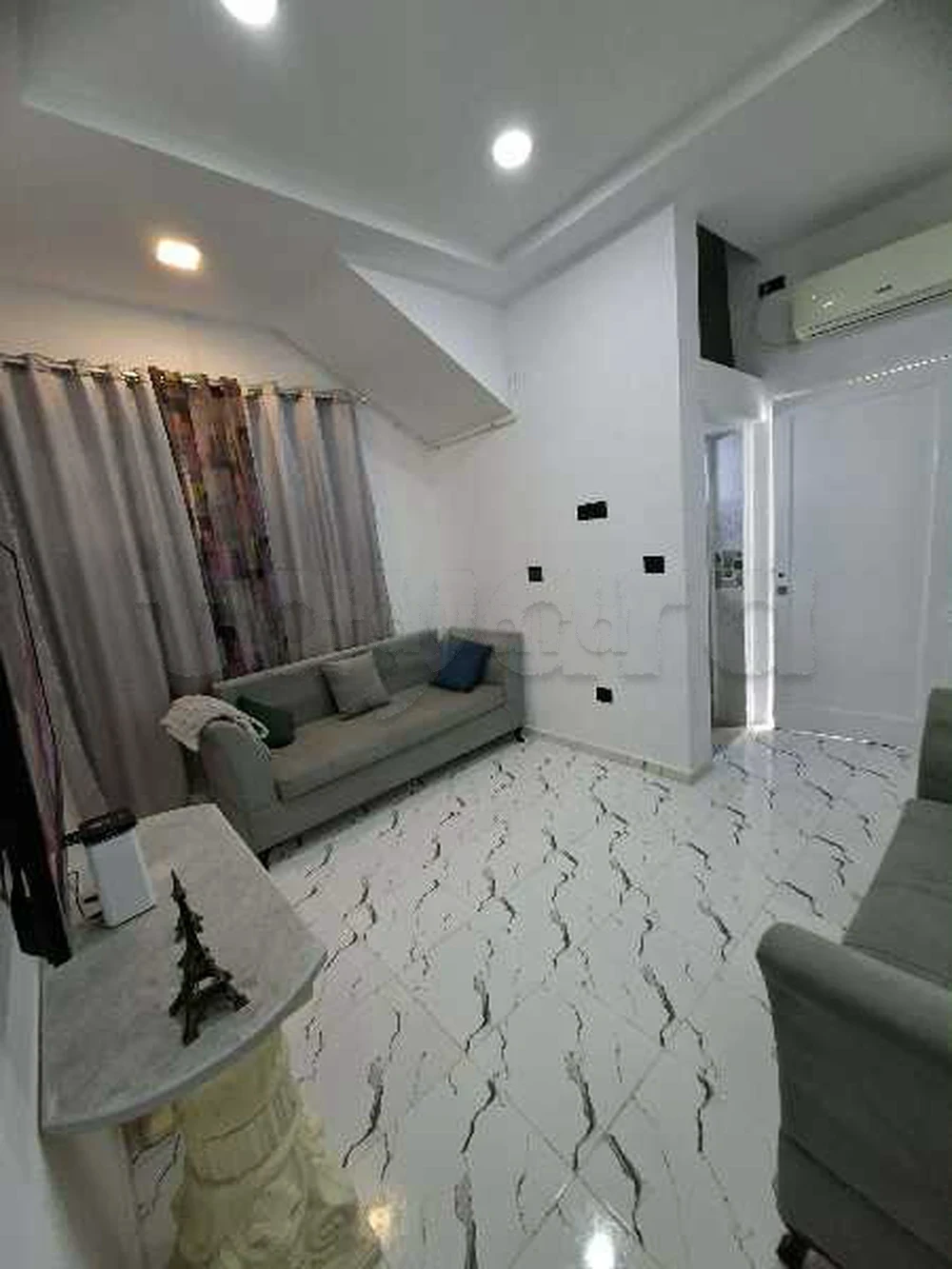 À louer pour les vacances, par nuitée : Deux studios meublés idéalement situés à côté du Lycée Caillou, à La Marsa Plage : Un studio S+0 confortable et pratique Un studio S+1 spacieux et bien équipé