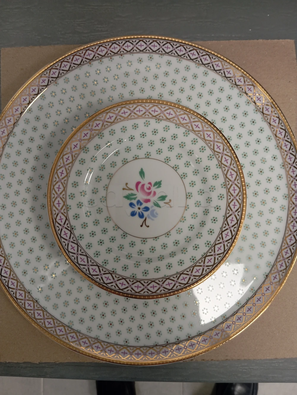 A vendre deux services à gâteau rose et pistache et service à café pistache Tunisie porcelaine neuf