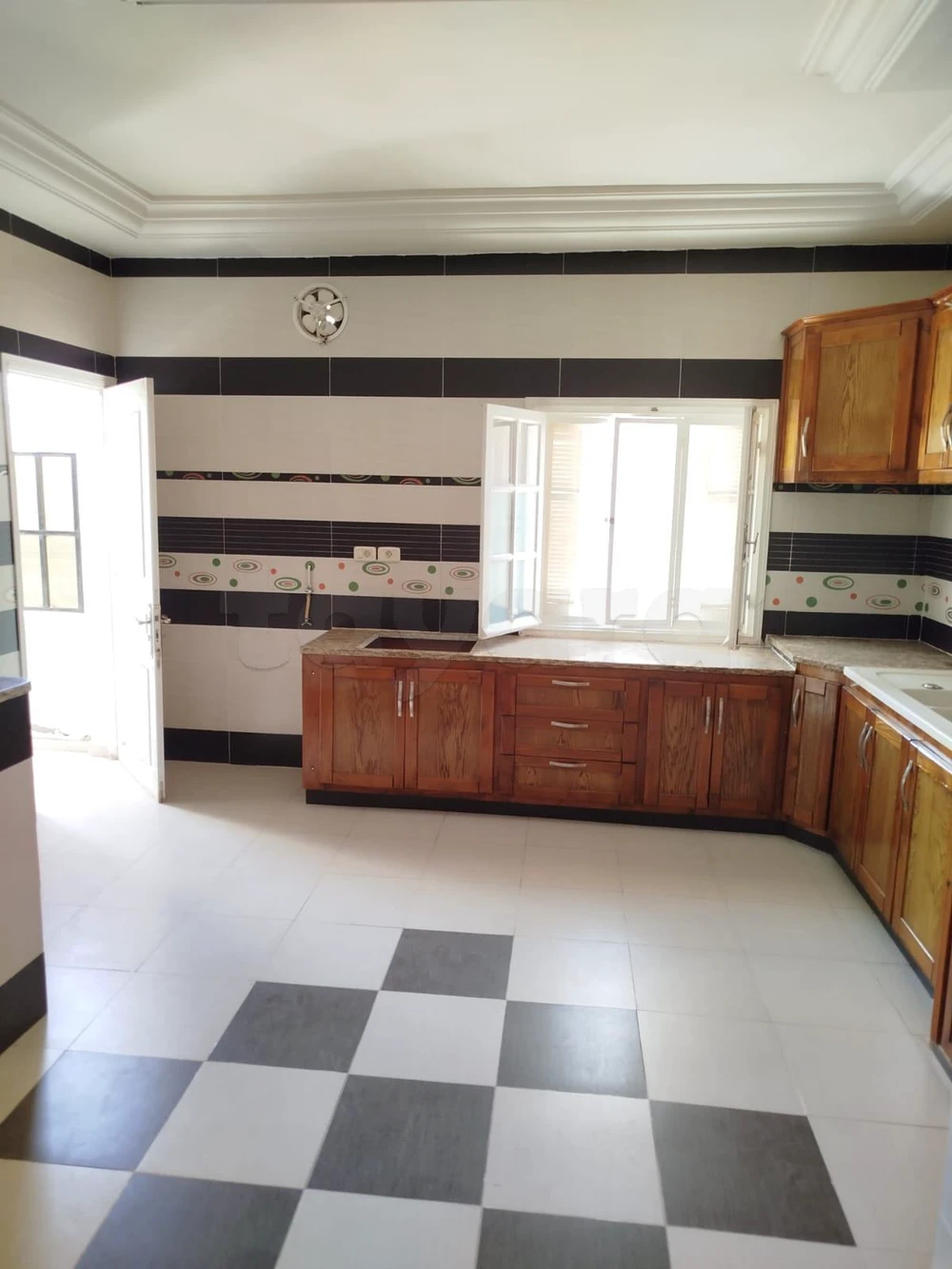 A VENDRE UN ETAGE DE VILLA S+3 A EZZAHRA AVEC UNE ENTREE INDEPENDANTE ET UN GARAGE