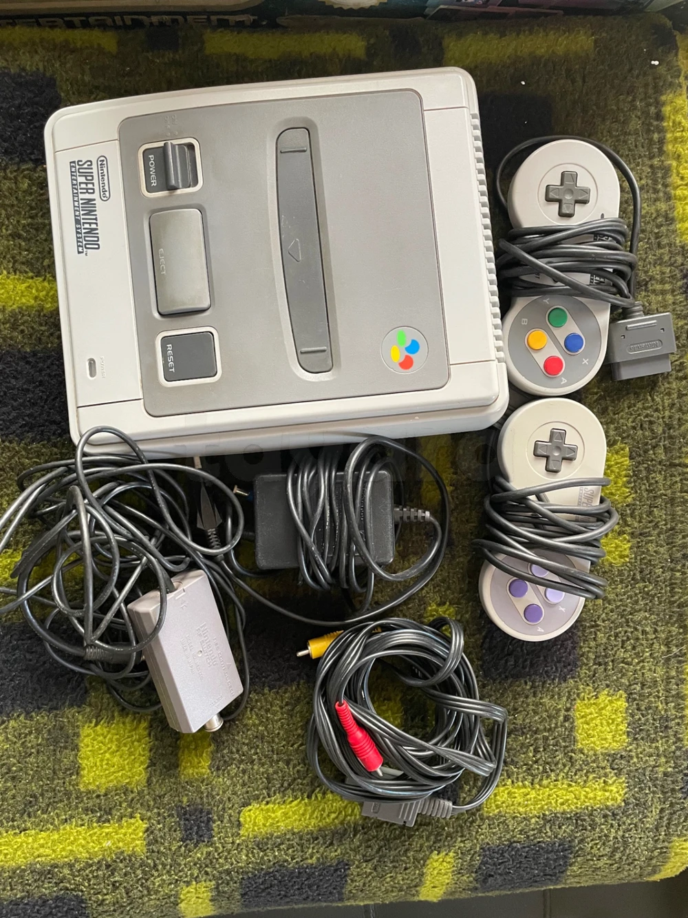 Snes complète très propre état 10/10 avec pleins de jeux et accesoires.