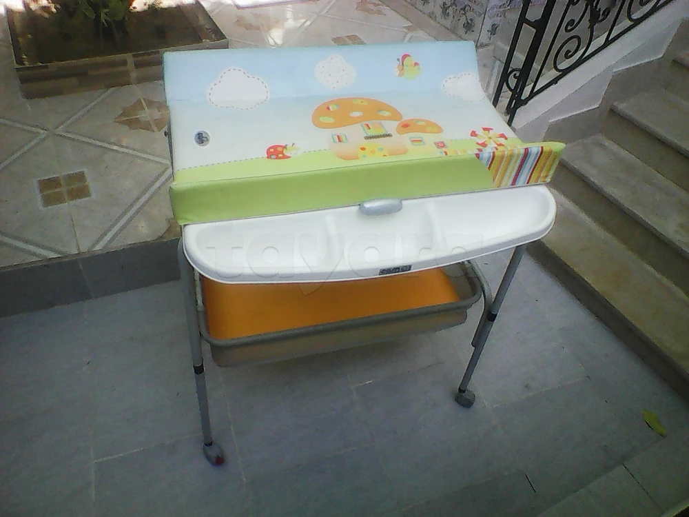 une table à langer avec baignoire