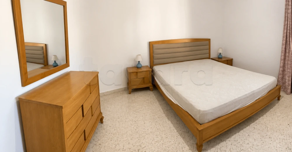 Vente lit avec coiffeuse et deux tables de nuit